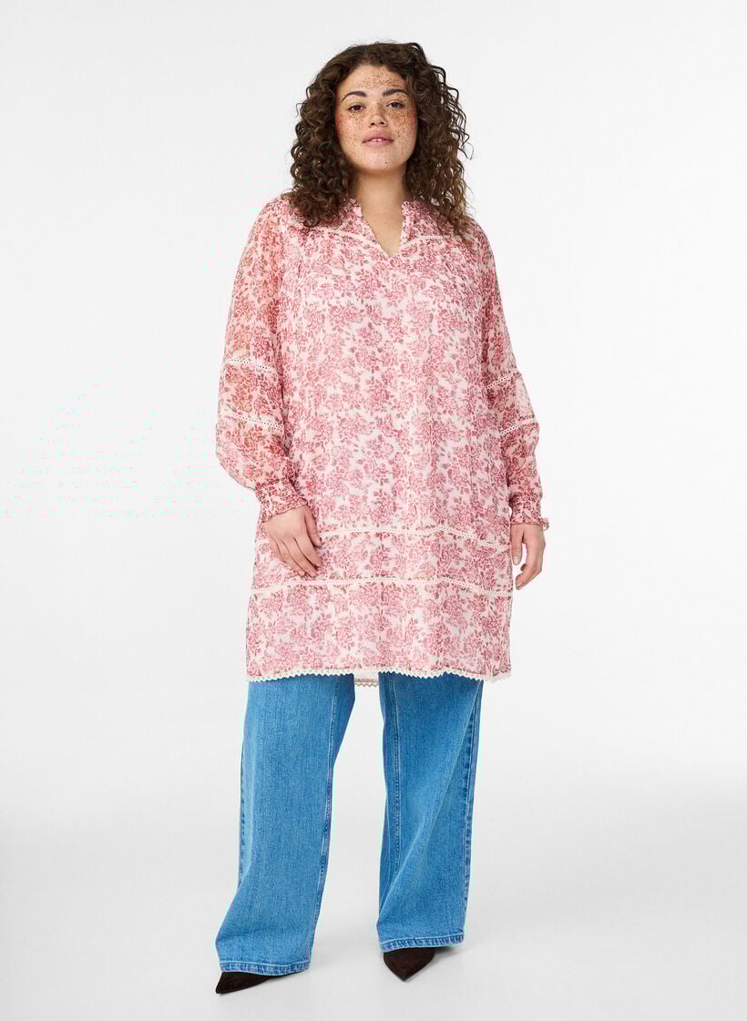 Kort klänning i chiffong med virkade detaljer, Rosa, Model image number 0