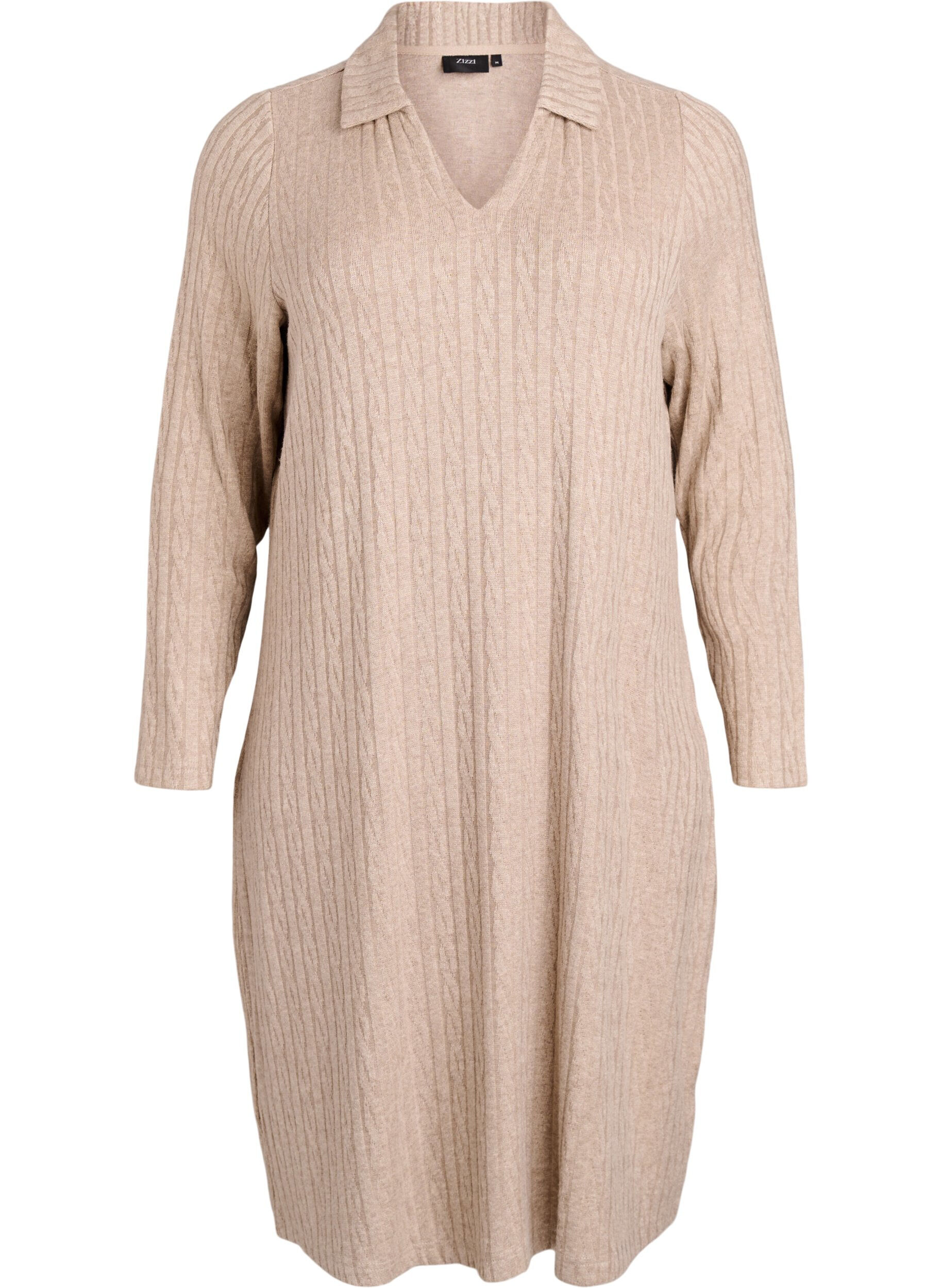 Kabelstickad kl&auml;nning med v-ringning