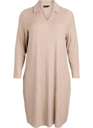 Kabelstickad klänning med v-ringning, Beige