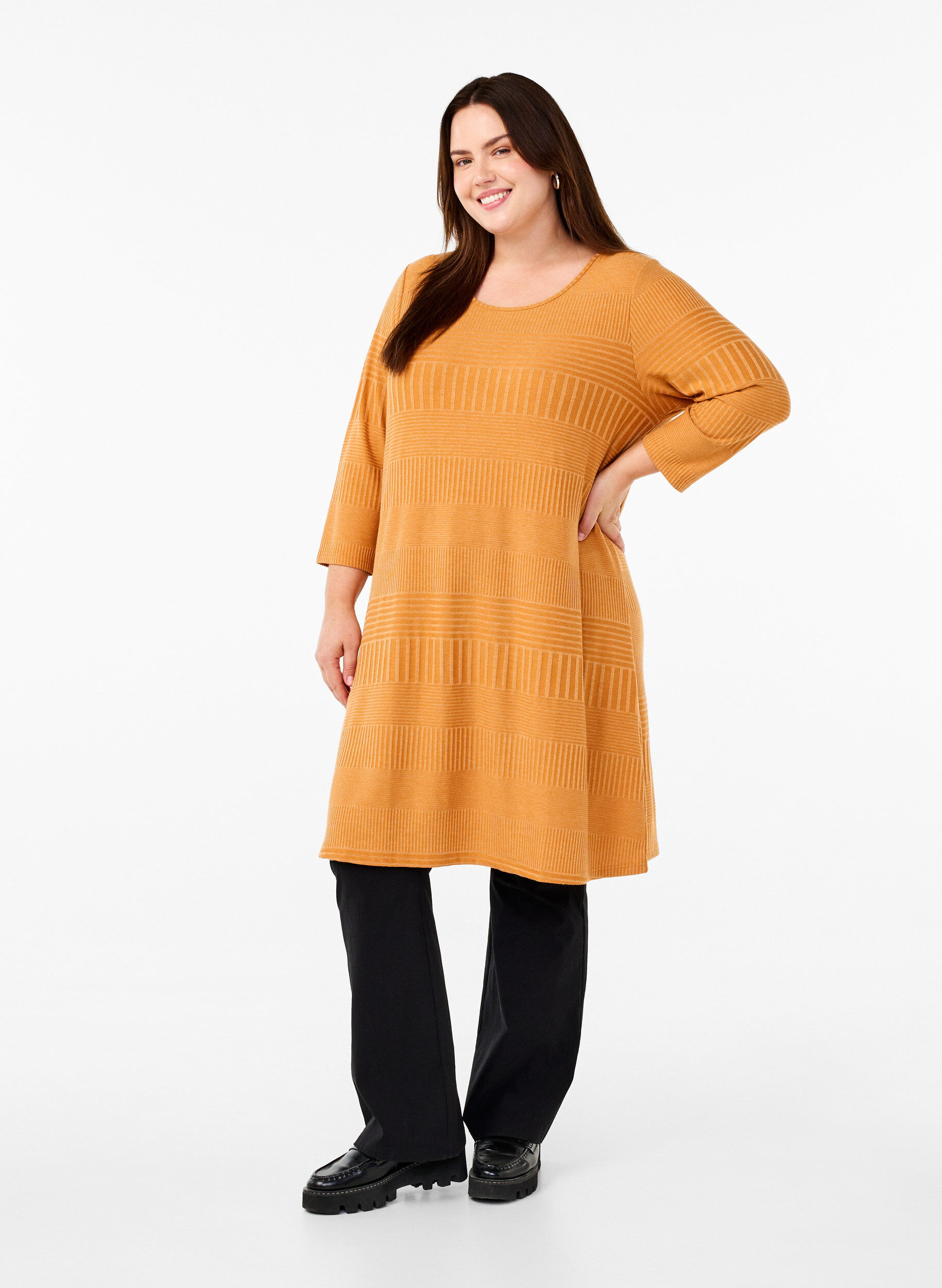 Zizzi Kl&auml;nning med trekvarts&auml;rm och randigt m&ouml;nster, Sudan Brown Mel., Model image number 2