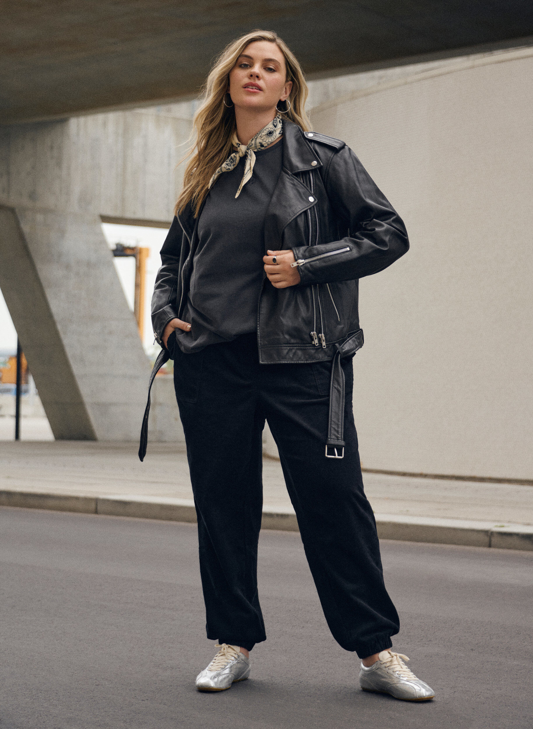 Zizzi Cordbyxor med res&aring;r i midjan, Svart, Image image number 0