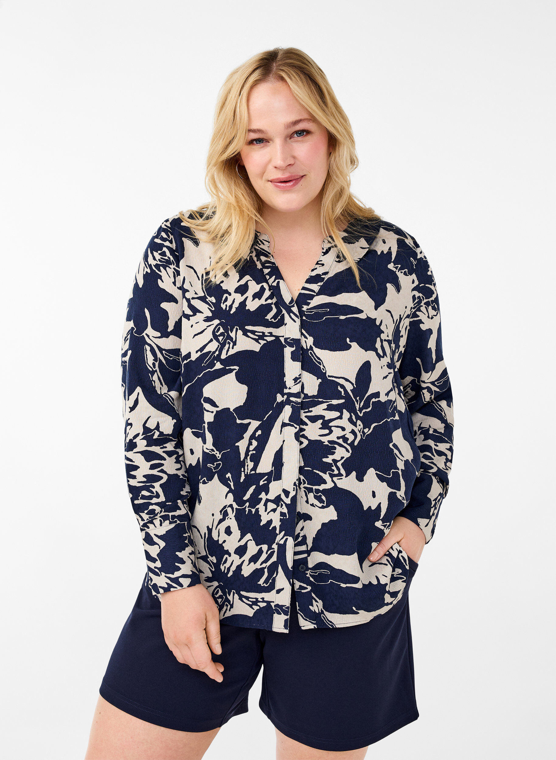 Zizzi L&aring;ng&auml;rmad skjorta med tryck och v-ringning, Navy Blazer AOP, Model image number 0