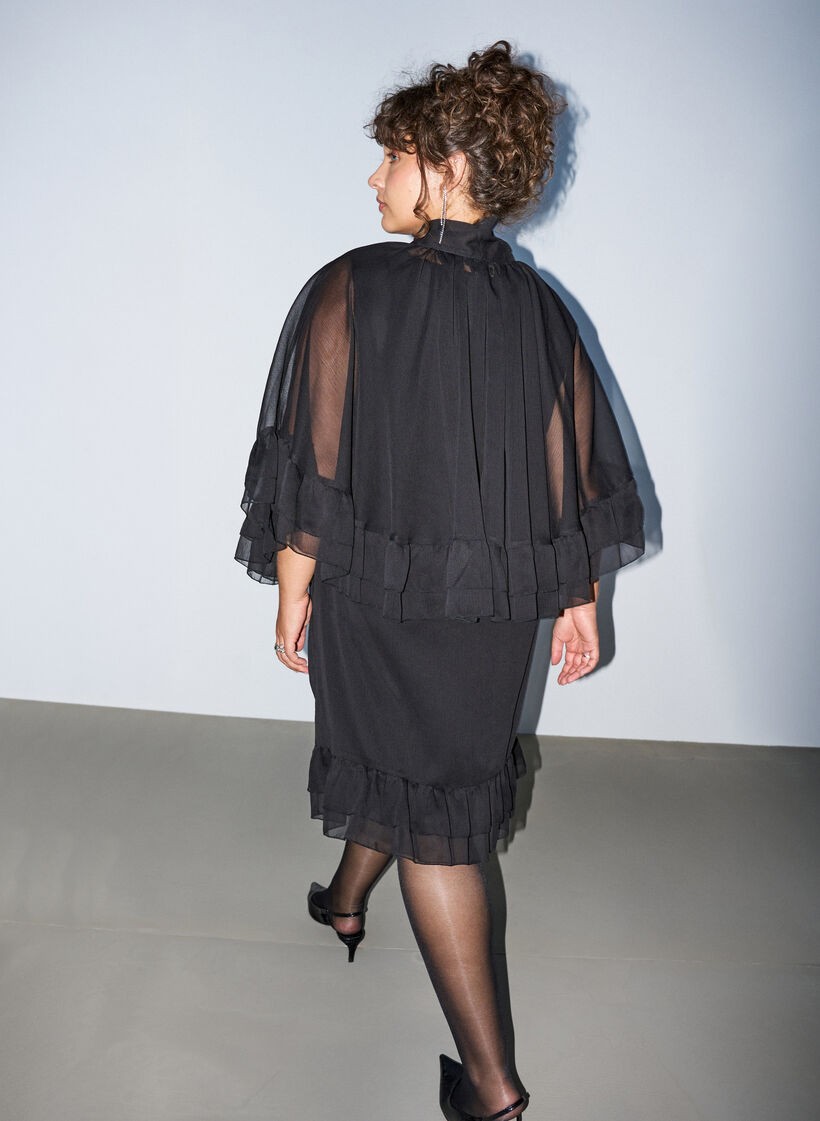 &Auml;rml&ouml;s kl&auml;nning med cape i chiffong, Svart, Model image number 2