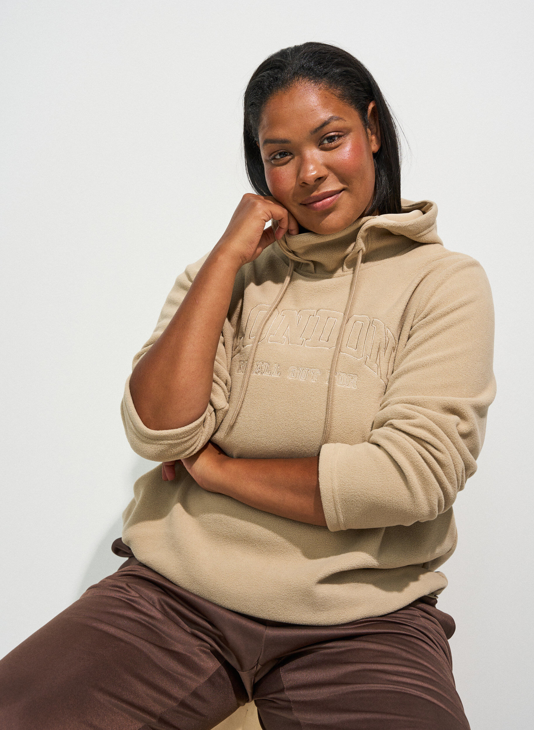 ZizziHuvtr&ouml;ja i fleece med h&ouml;g hals och broderad text, Beige, Model image number 0