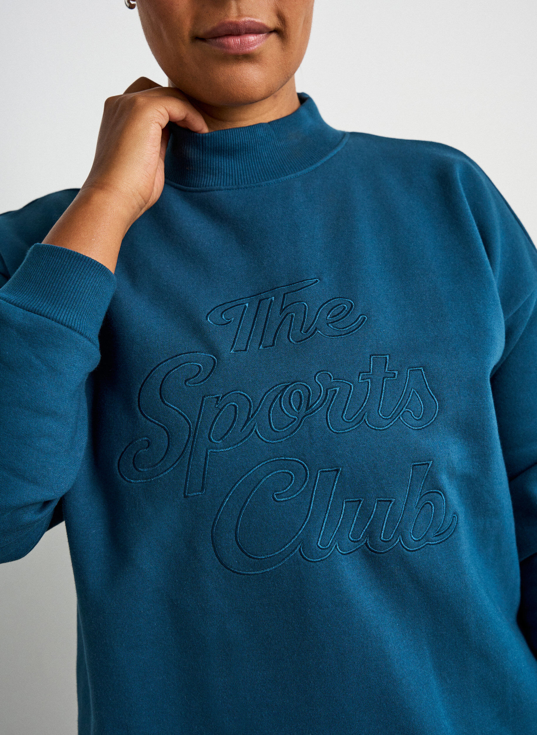 ZizziL&aring;ng sweatshirt med h&ouml;g krage och broderad text, Bl&aring;, Model image number 3