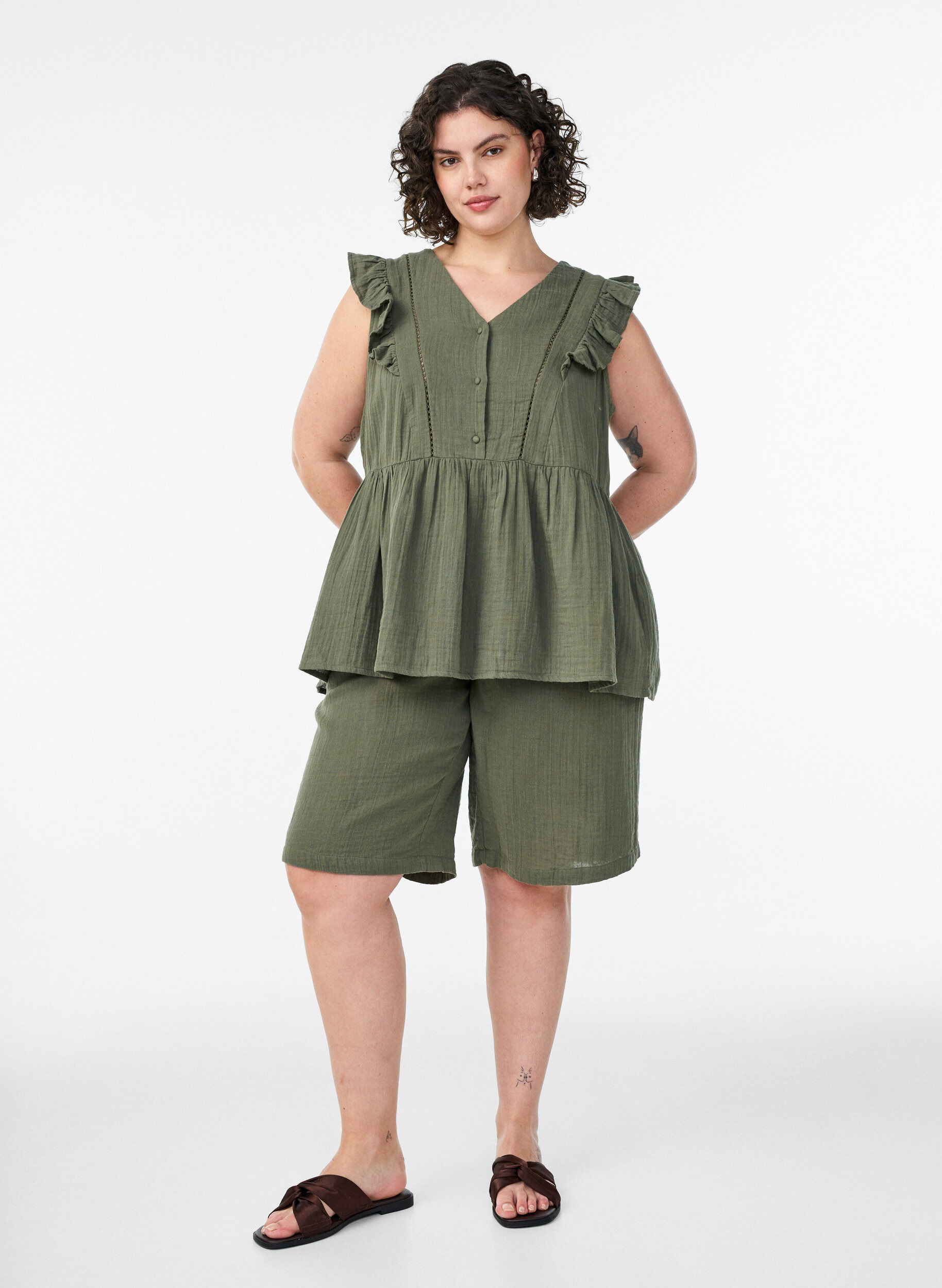 Zizzi&Auml;rml&ouml;s blus i bomullsmuslin med volanger, Gr&ouml;n, Model image number 1