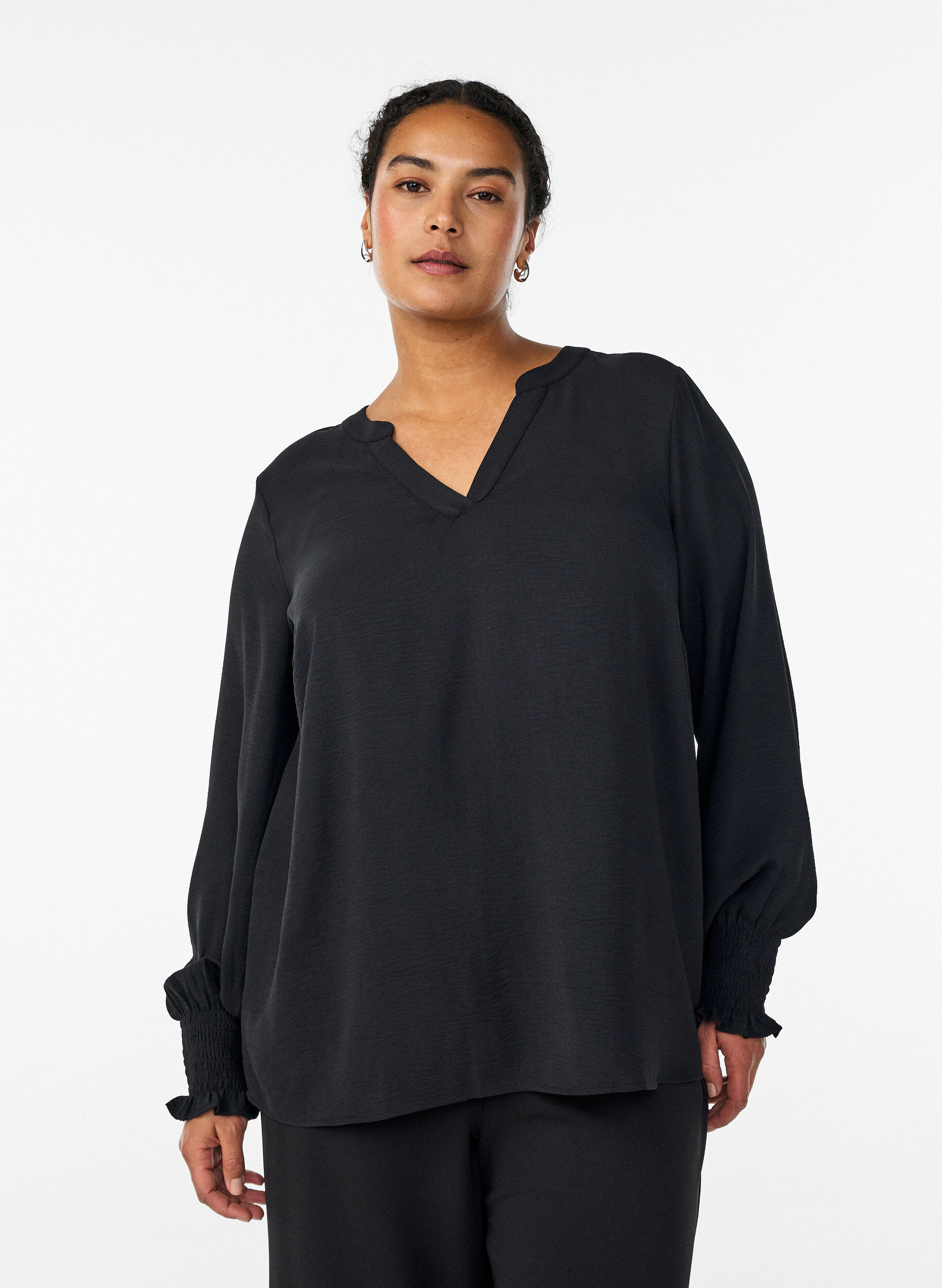 Blus med smockade manschetter och v-ringning, Svart, Model
