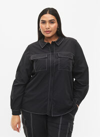 Skjorta med kontrastsömmar, Black, Model