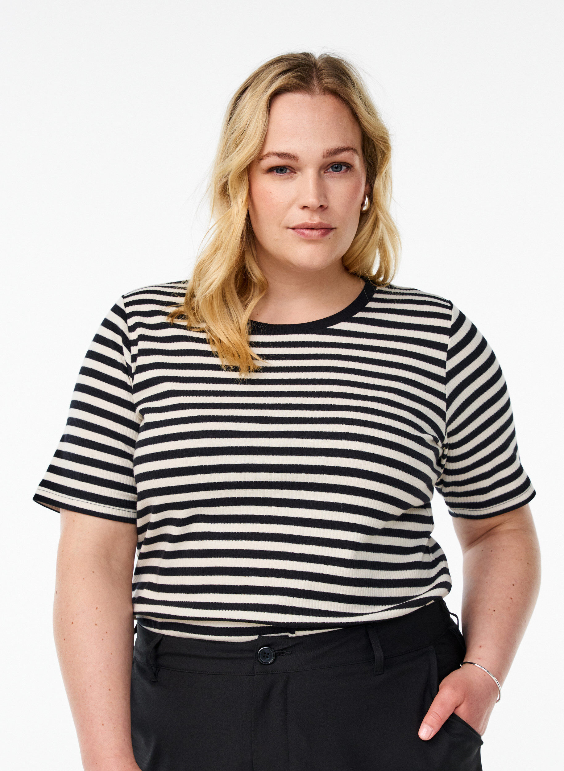 Zizzi Randig t-shirt med ribbad struktur, Svart, Model image number 0