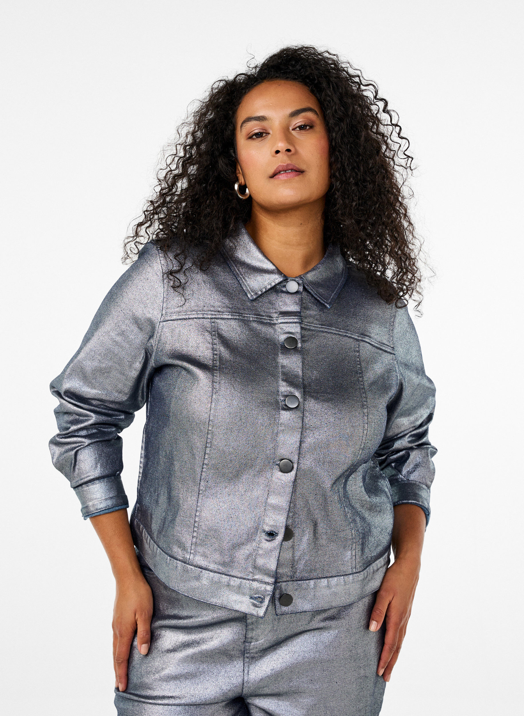 Zizzi Kort jeansjacka med silverf&auml;rg, Gun Silver, Model image number 0