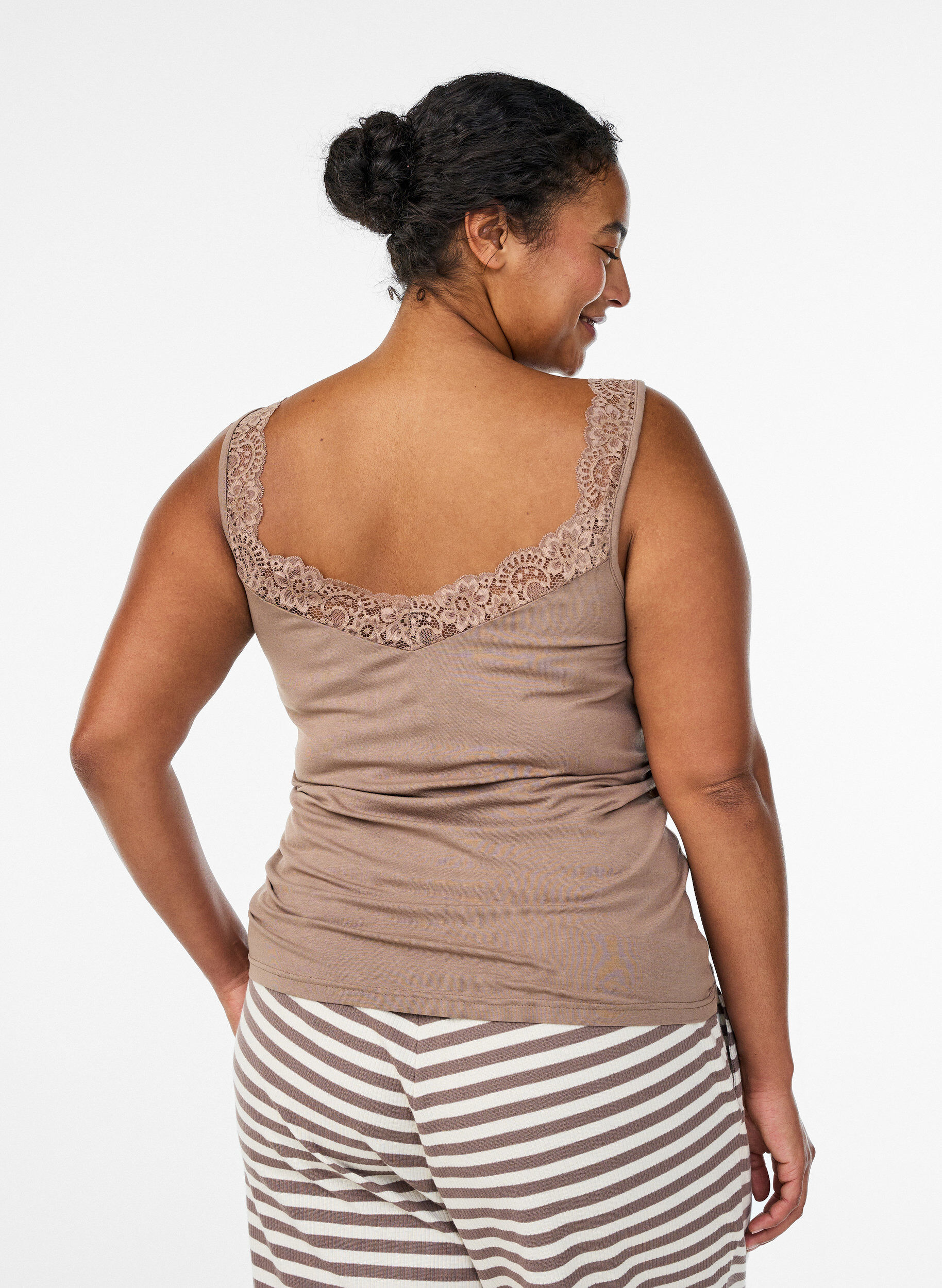 Zizzi Topp i viskos med spetskant, Beige, Model image number 2