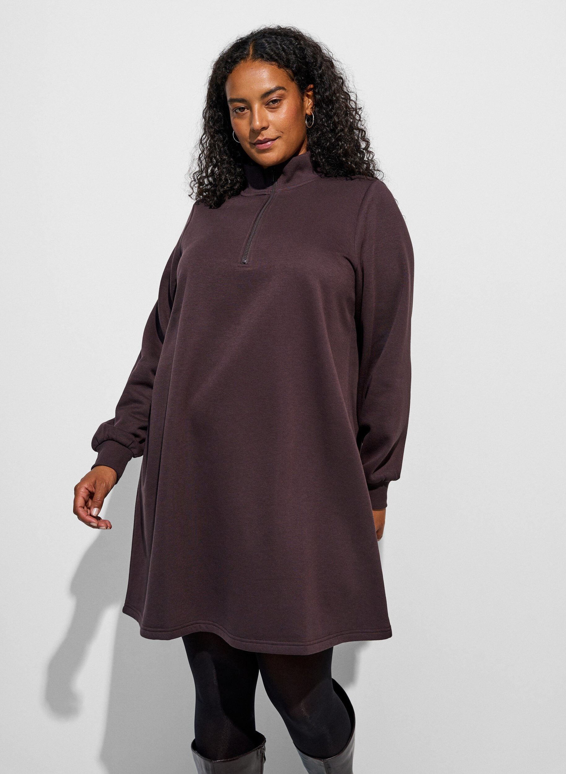 ZizziSweatshirtkl&auml;nning med h&ouml;g ribbad krage och dragkedja, Brun, Model image number 0