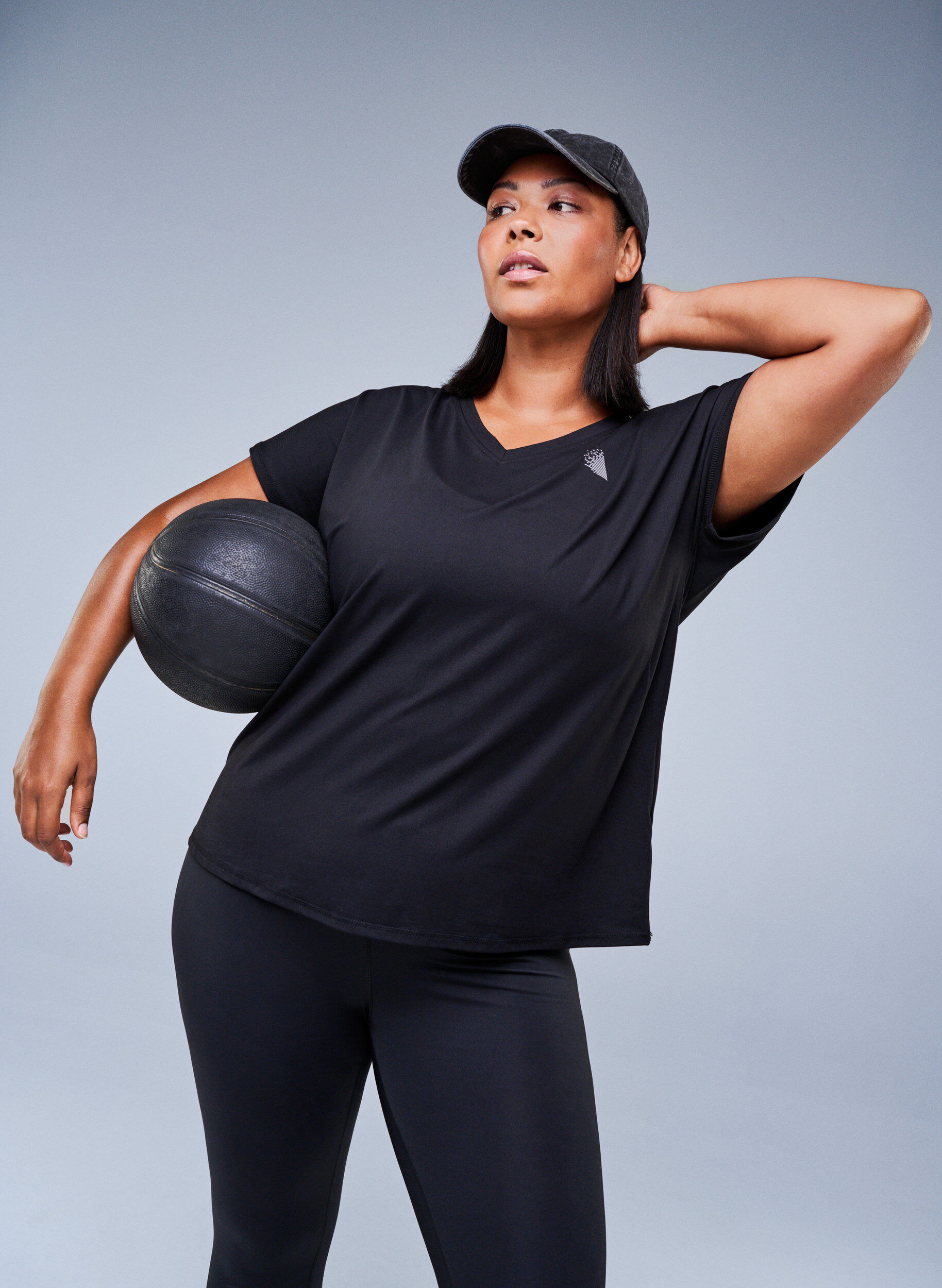 Zizzi Tr&auml;nings t-shirt med v-ringning och l&ouml;s passform, Svart, Image image number 0