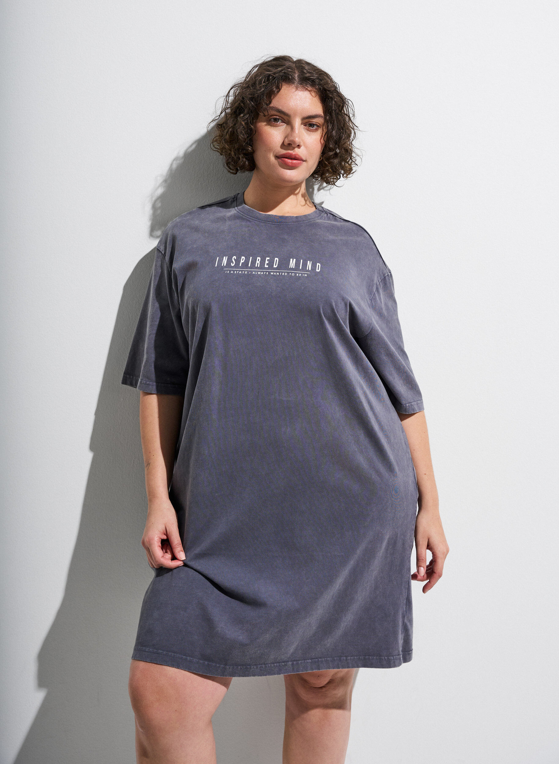 L&ouml;s t-shirtkl&auml;nning med tv&auml;ttad look