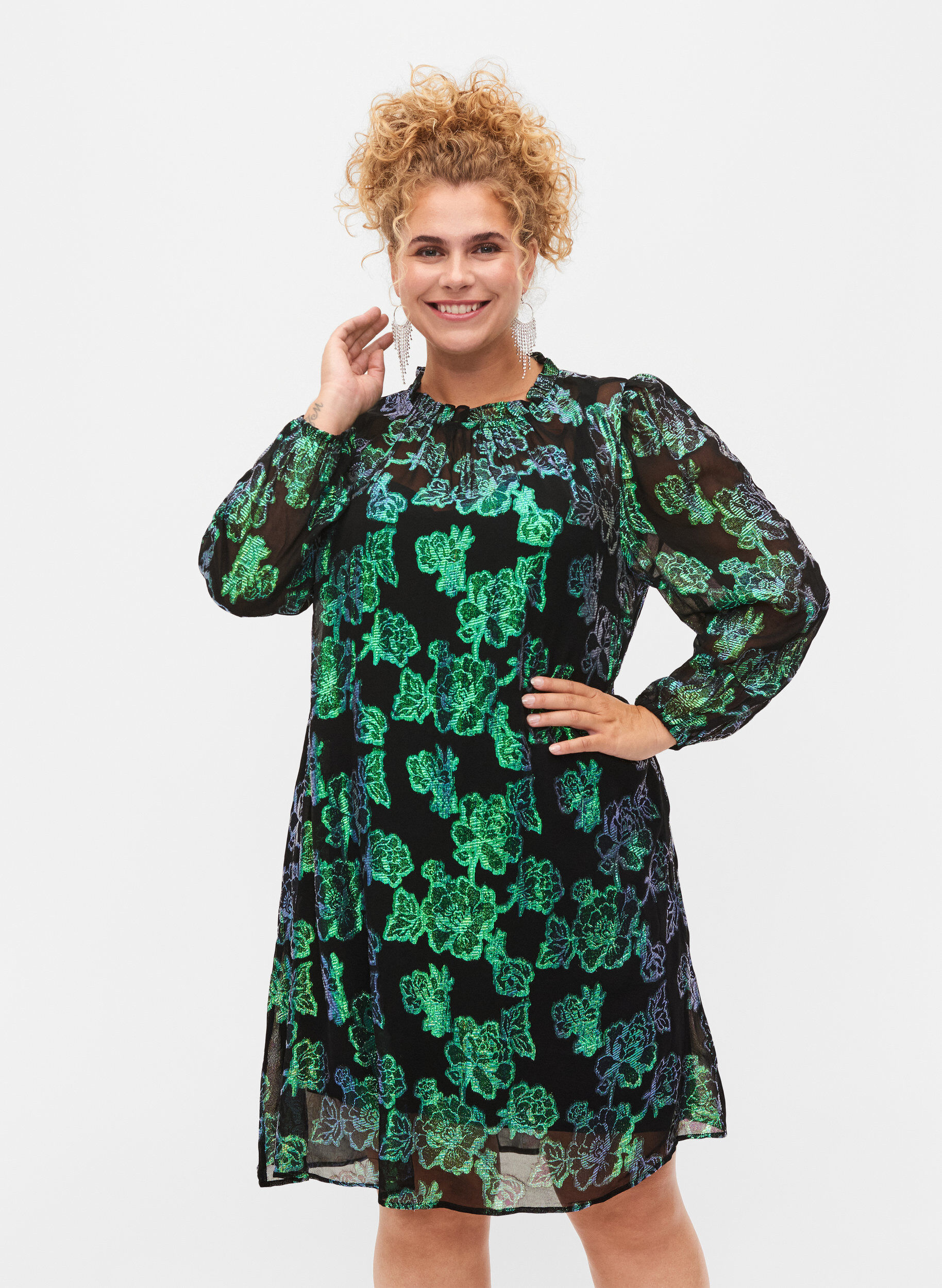 Zizzi Blommig kl&auml;nning i viskos med lurex, Black w. Green Lurex, Model image number 0