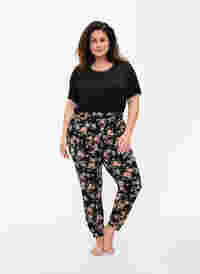 Pyjamasbyxor med blommigt mönster i bomull, Black Flower, Model