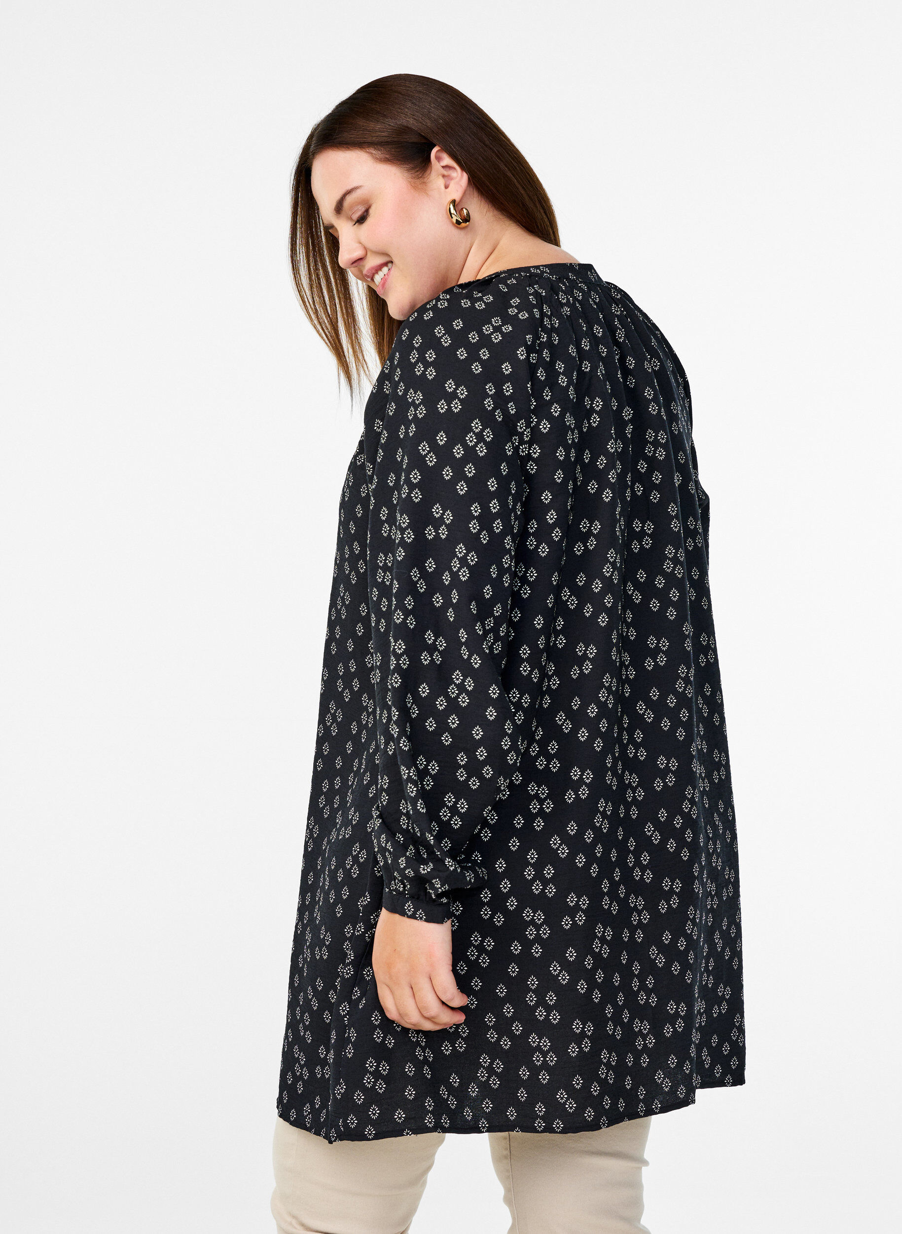 Zizzi L&aring;ng&auml;rmad tunika med blomm&ouml;nster, Svart, Model image number 2