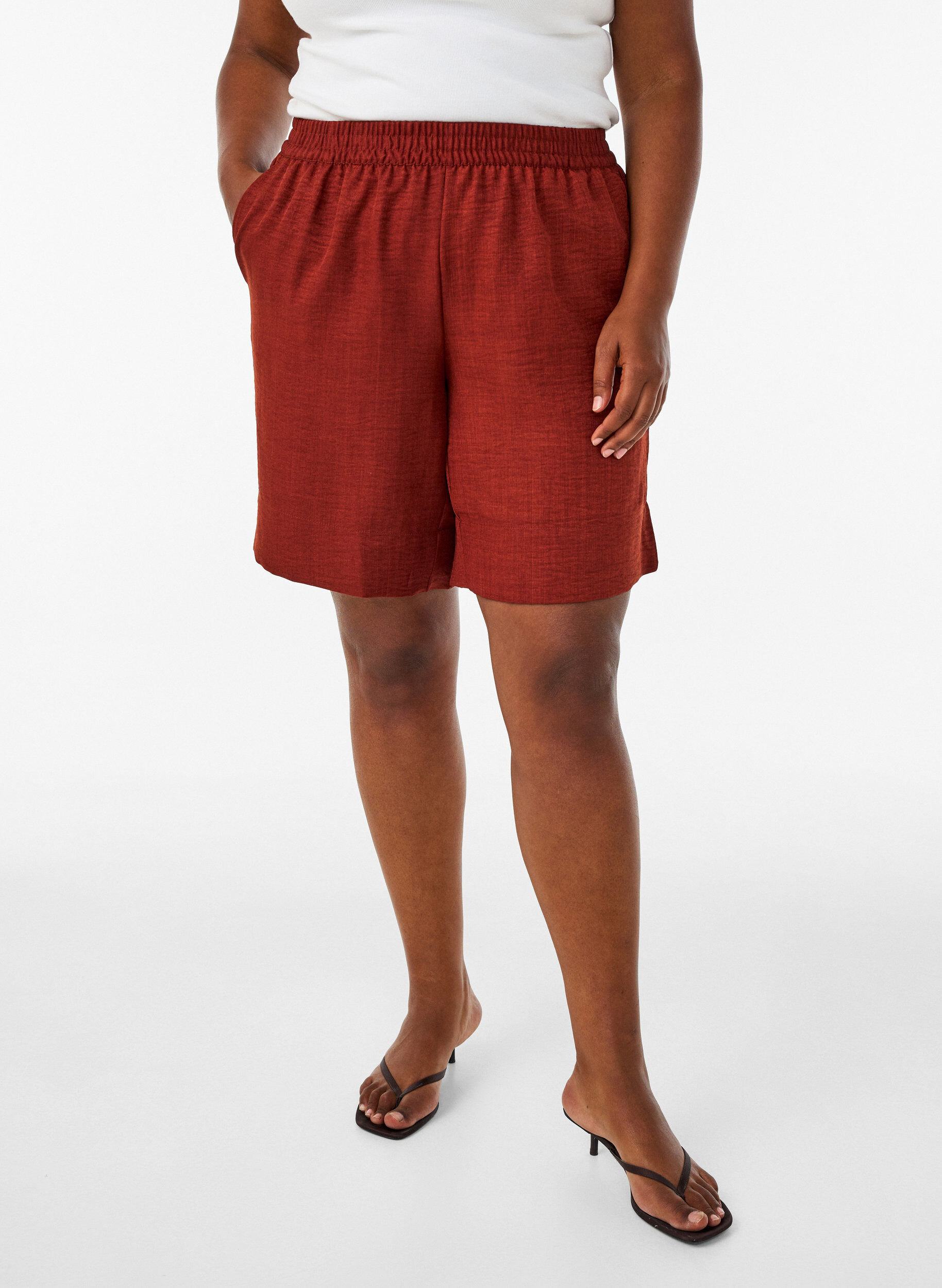 Shorts med fickor och h&ouml;g midja, R&ouml;d, Model