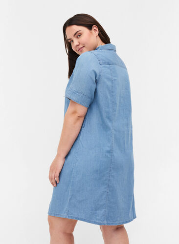 Kortärmad skjortklänning i denim med matchande bälte, Light blue denim, Model image number 1