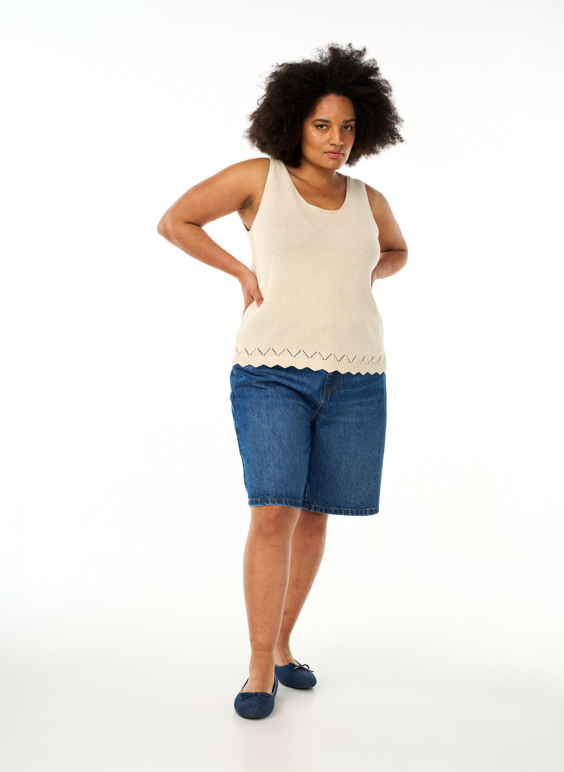 Zizzi &Auml;rml&ouml;s stickad topp med uddkant, Sandshell, Model image number 2