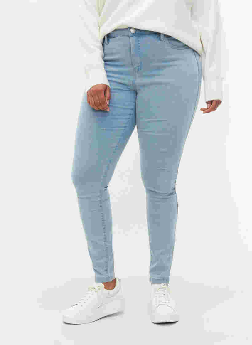 Super slim Amy jeans med hög midja, Ex Lgt Blue, Model image number 2