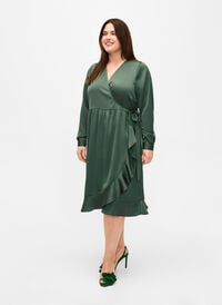 Långärmad omlottklänning i satin, Duck Green, Model