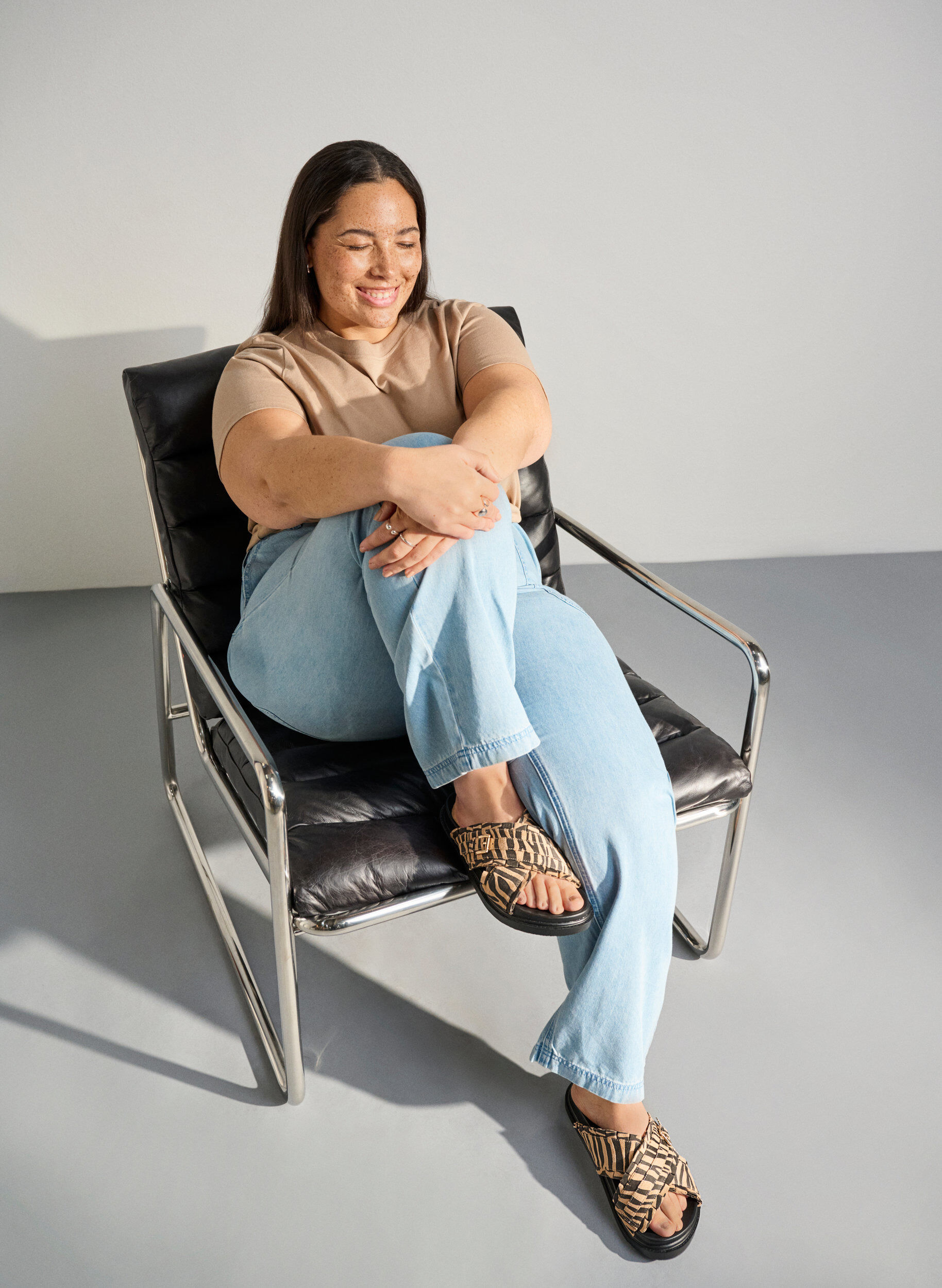 Zizzi Wide fit - Sandal med korslagda remmar och volangkanter, Brun, Image image number 0