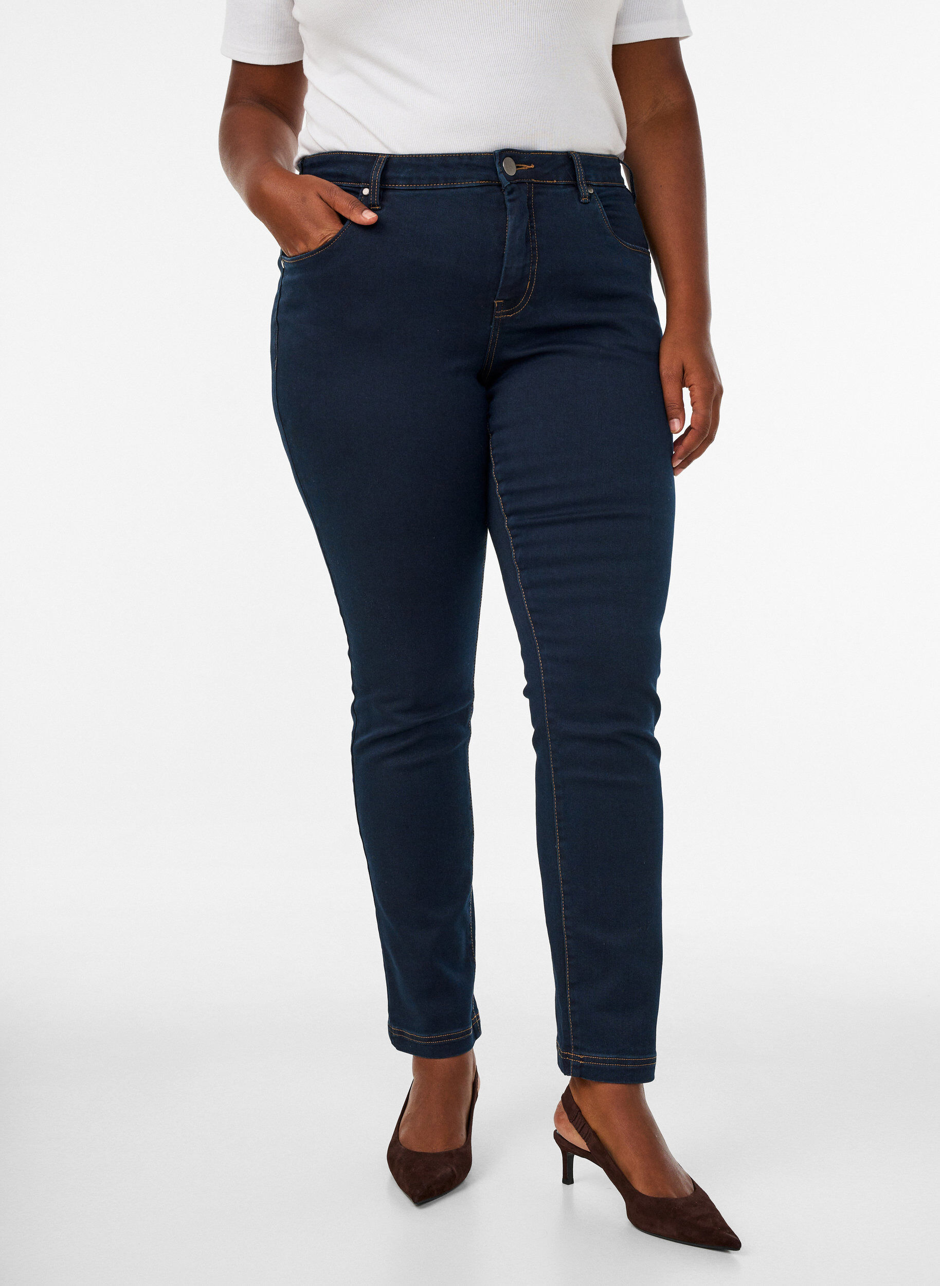 ZizziSlim fit Emily jeans med normalh&ouml;g midja, Bl&aring;, Model image number 3