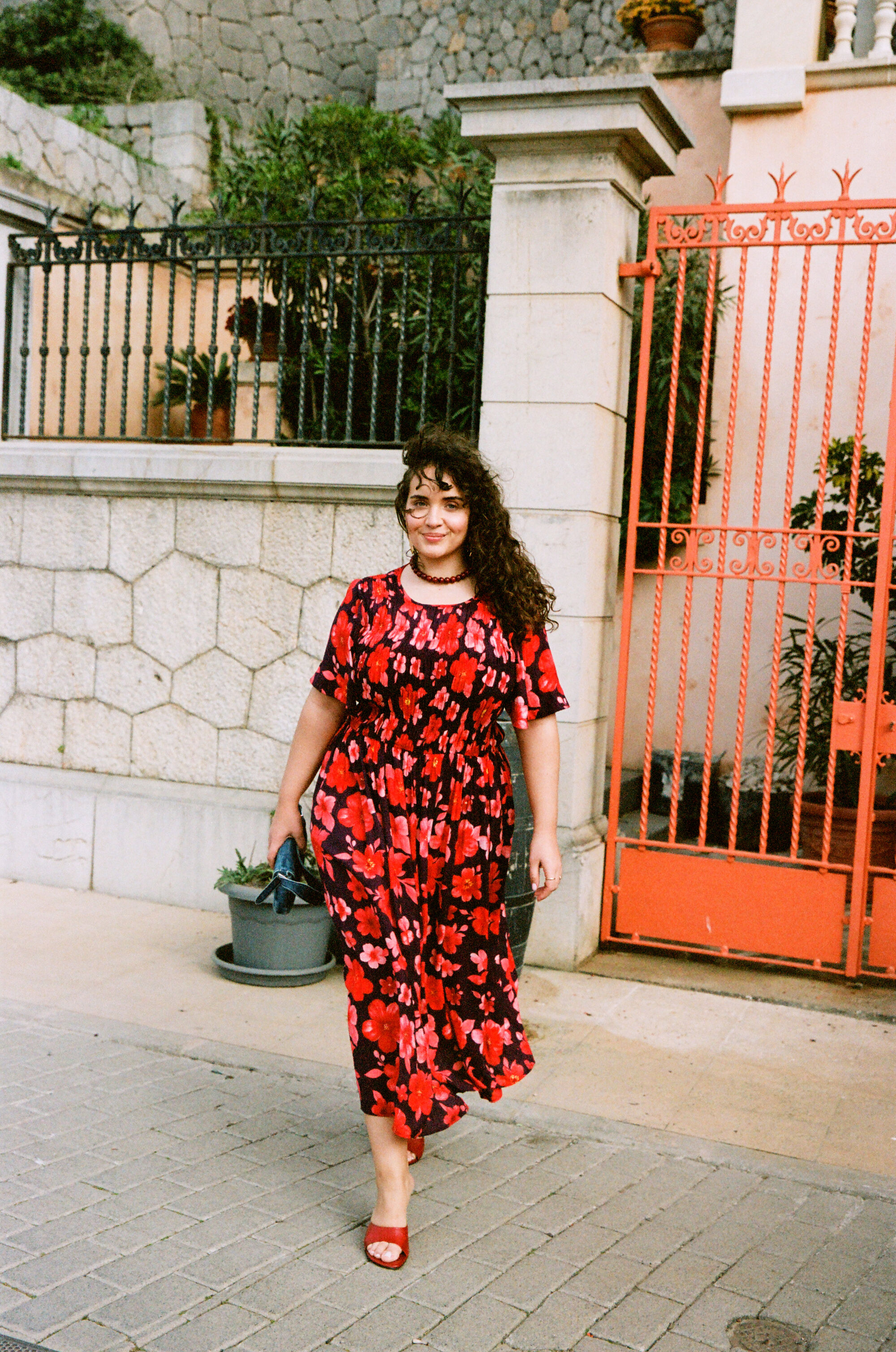 ZizziBlommig elegans i r&ouml;tt, , Model