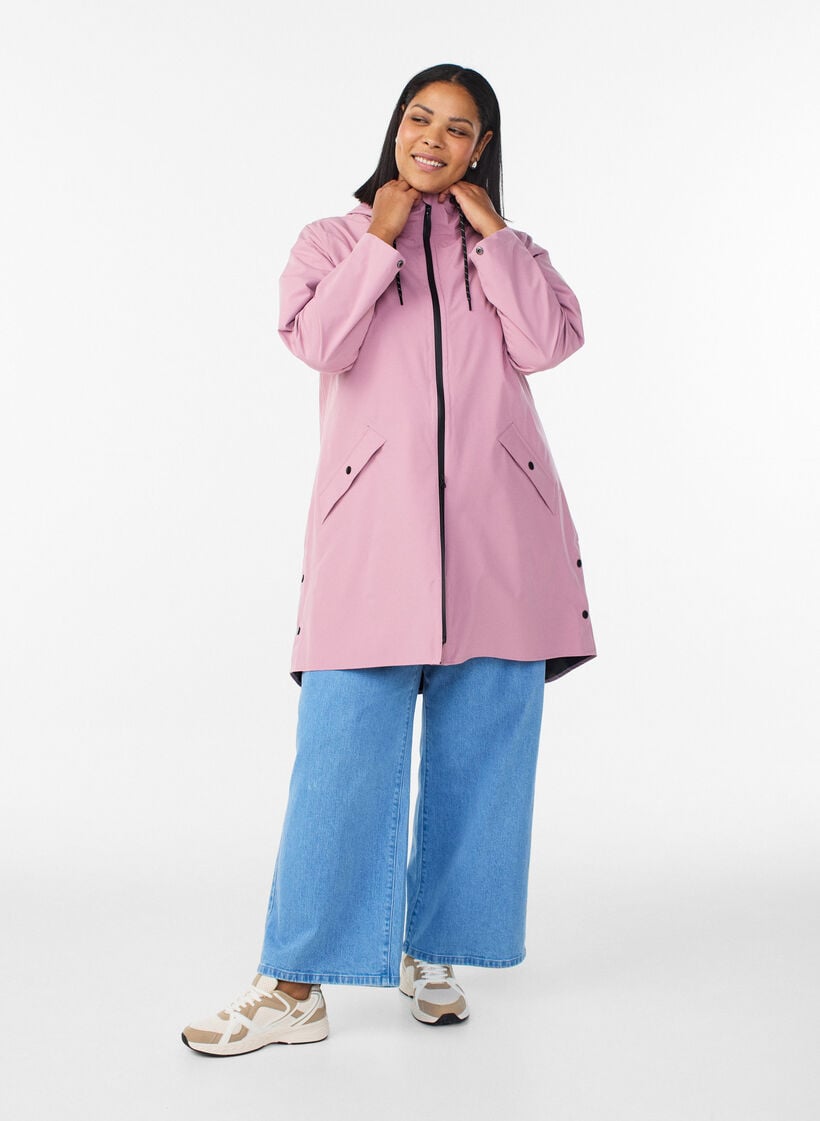 Regnjacka med fickor och huva, Rosa, Model