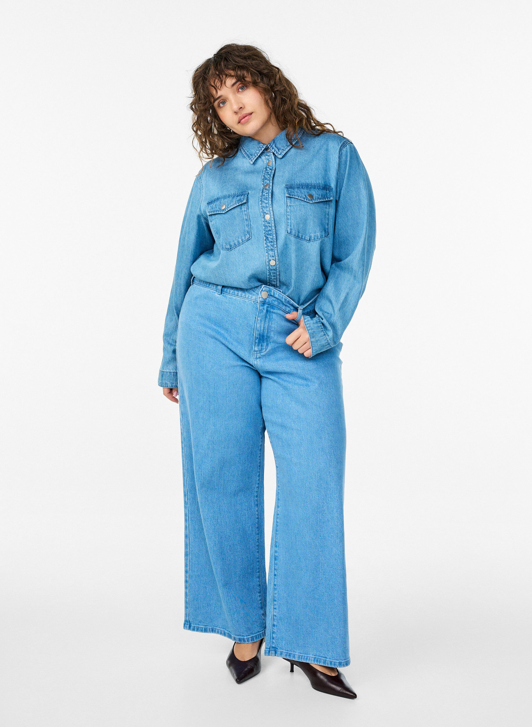 Zizzi Jeansskjorta med br&ouml;stfickor, Bl&aring;, Model image number 1