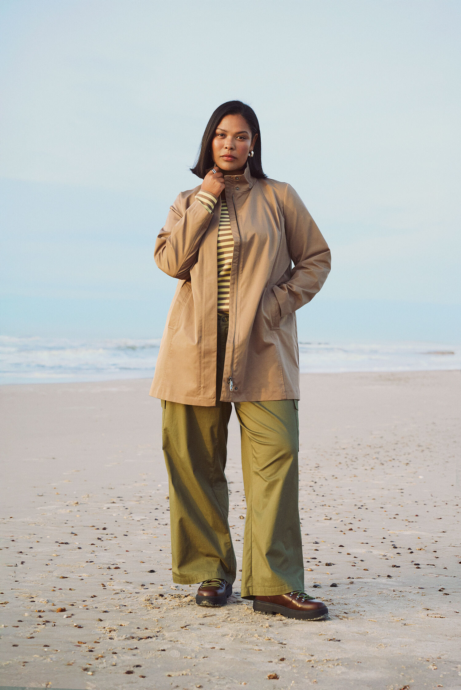 Zizzi L&auml;tt &ouml;verg&aring;ngsjacka, , Model