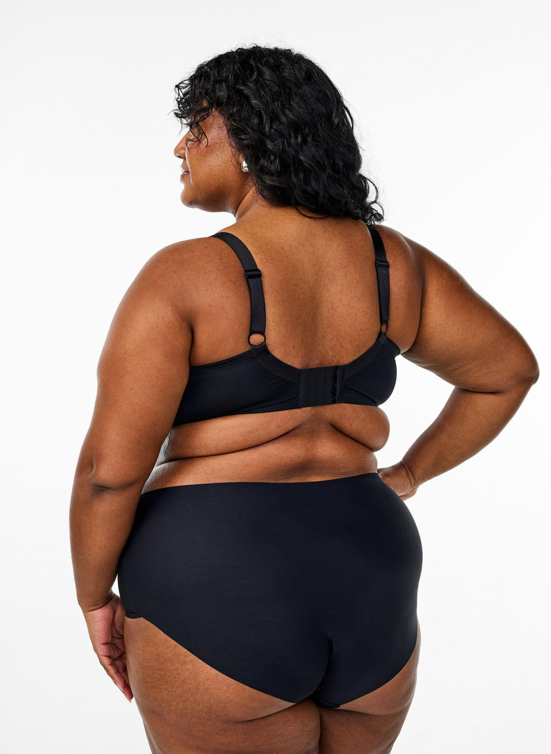 Zizzi Formpressad BH i mikrofiber med satindetaljer, Svart, Model image number 2