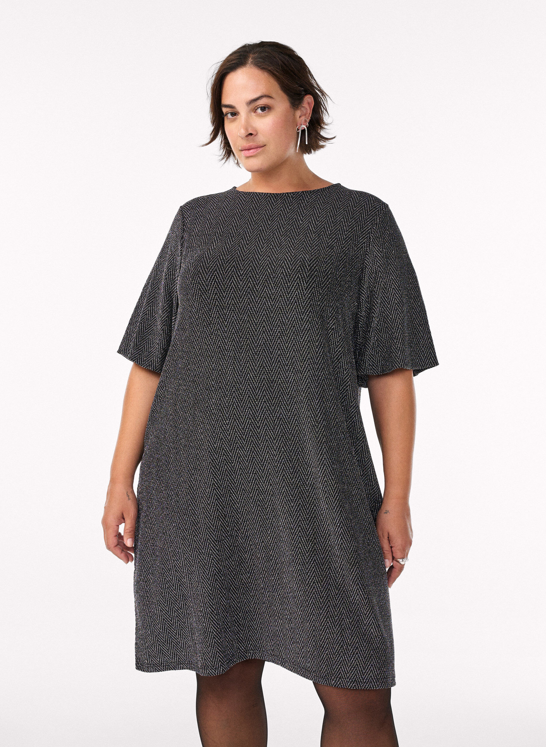 Kort kl&auml;nning med glitterm&ouml;nster, Svart, Model