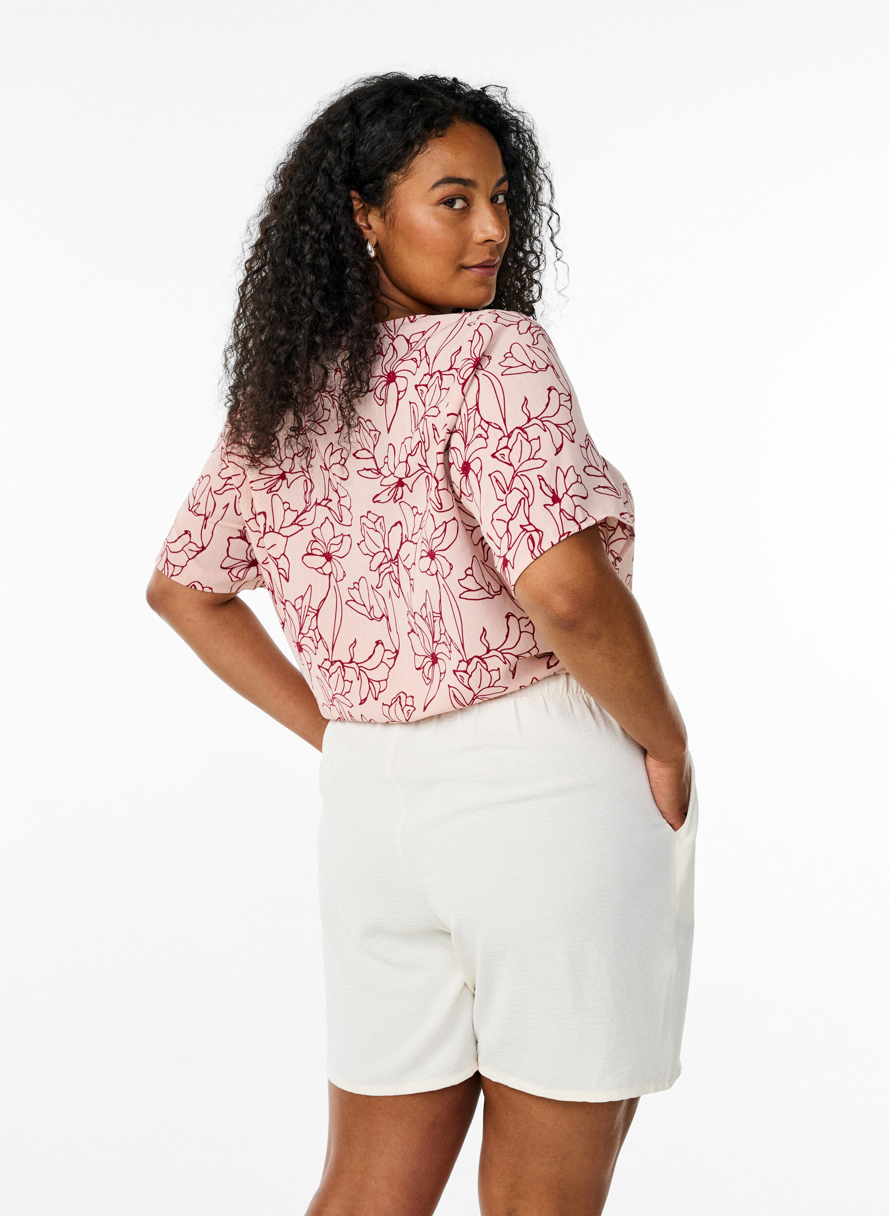 ZizziShorts med fickor och res&aring;r i midjan, Vanilla, Model image number 1