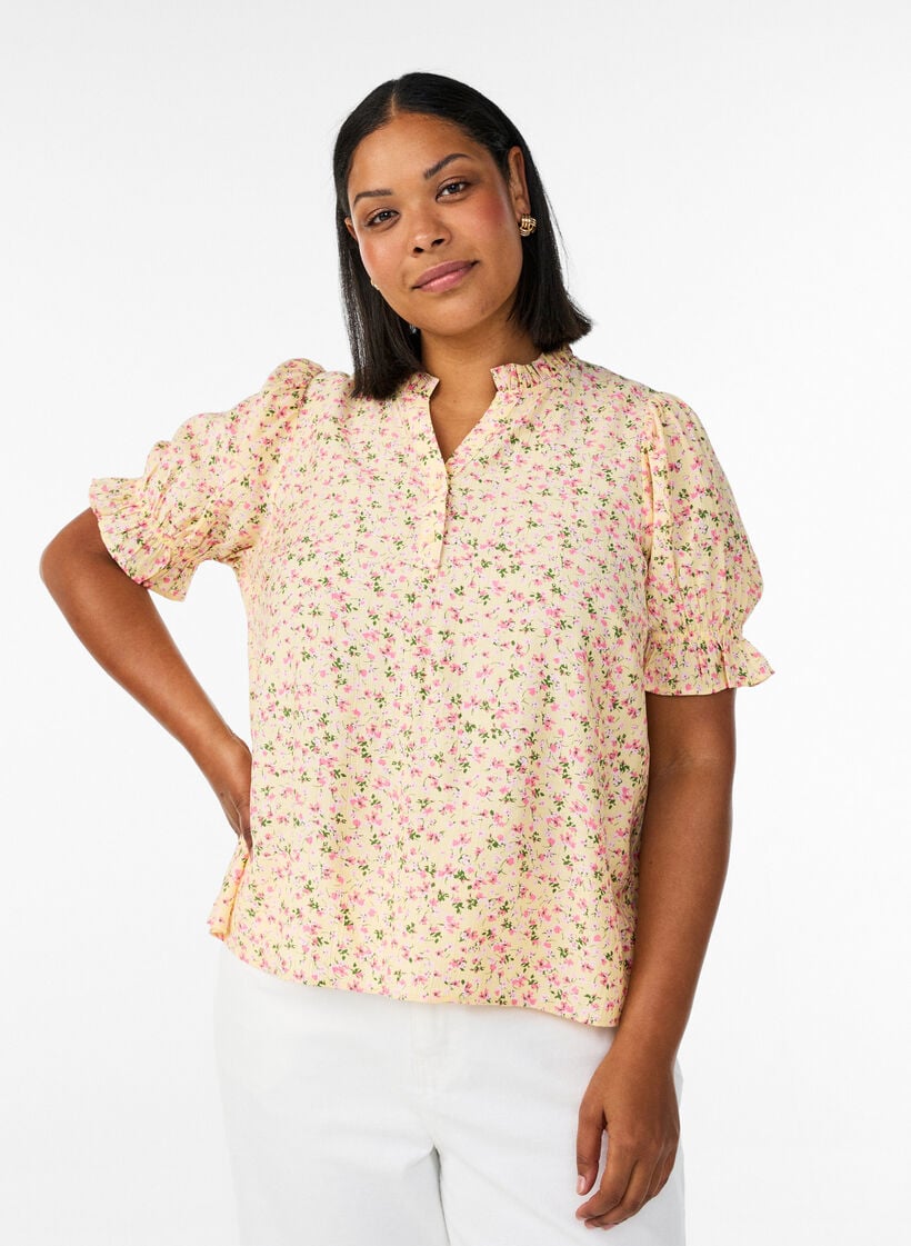 Blommig blus i viskos med korta &auml;rmar och volangkrage, Gul, Model image number 0
