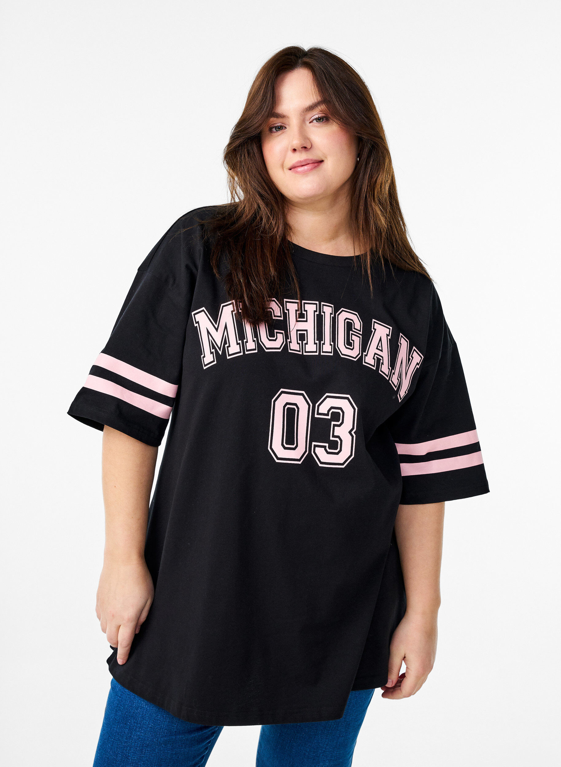 Zizzi Sportig oversized college-t-shirt, Svart, Model image number 0