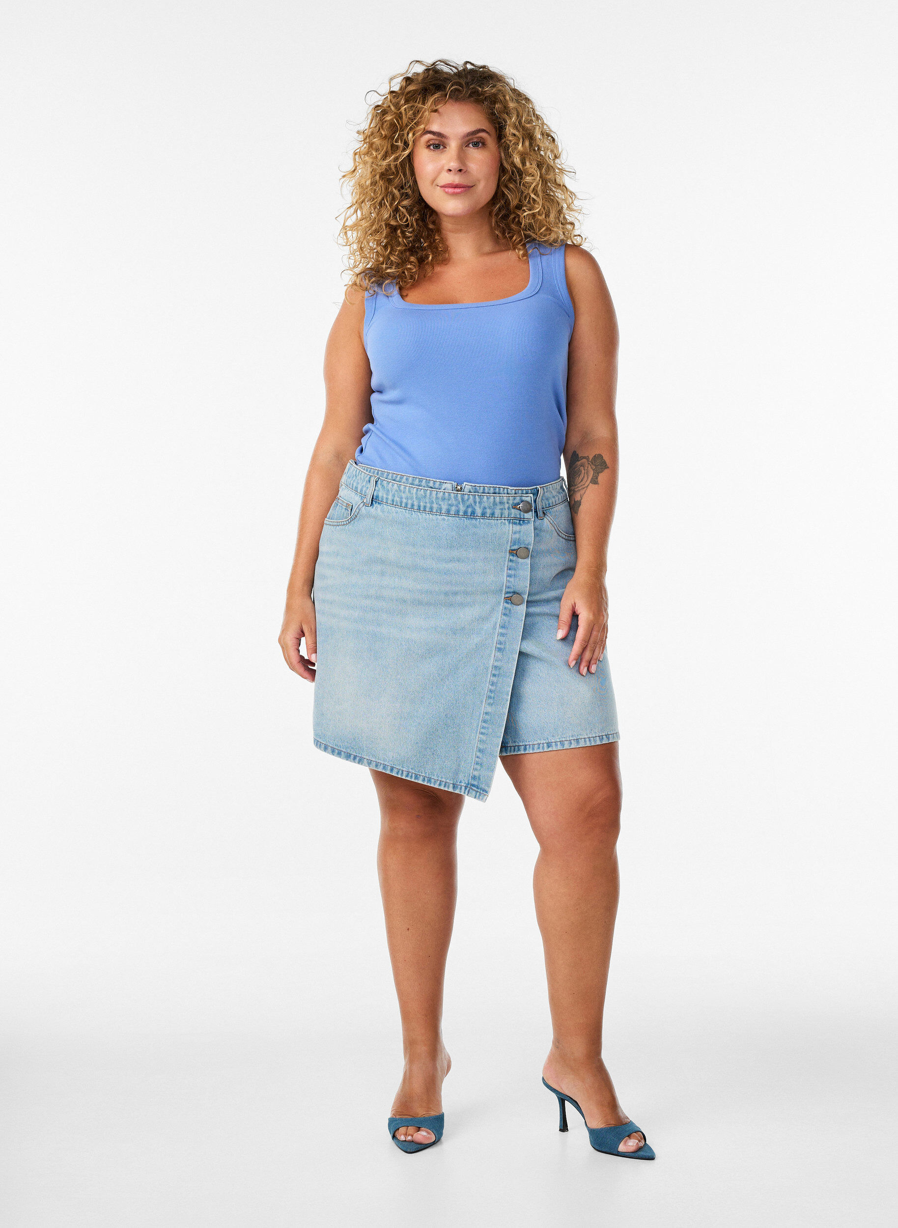 ZizziDenimskorts med omlotteffekt och h&ouml;g midja, Bl&aring;, Model image number 1