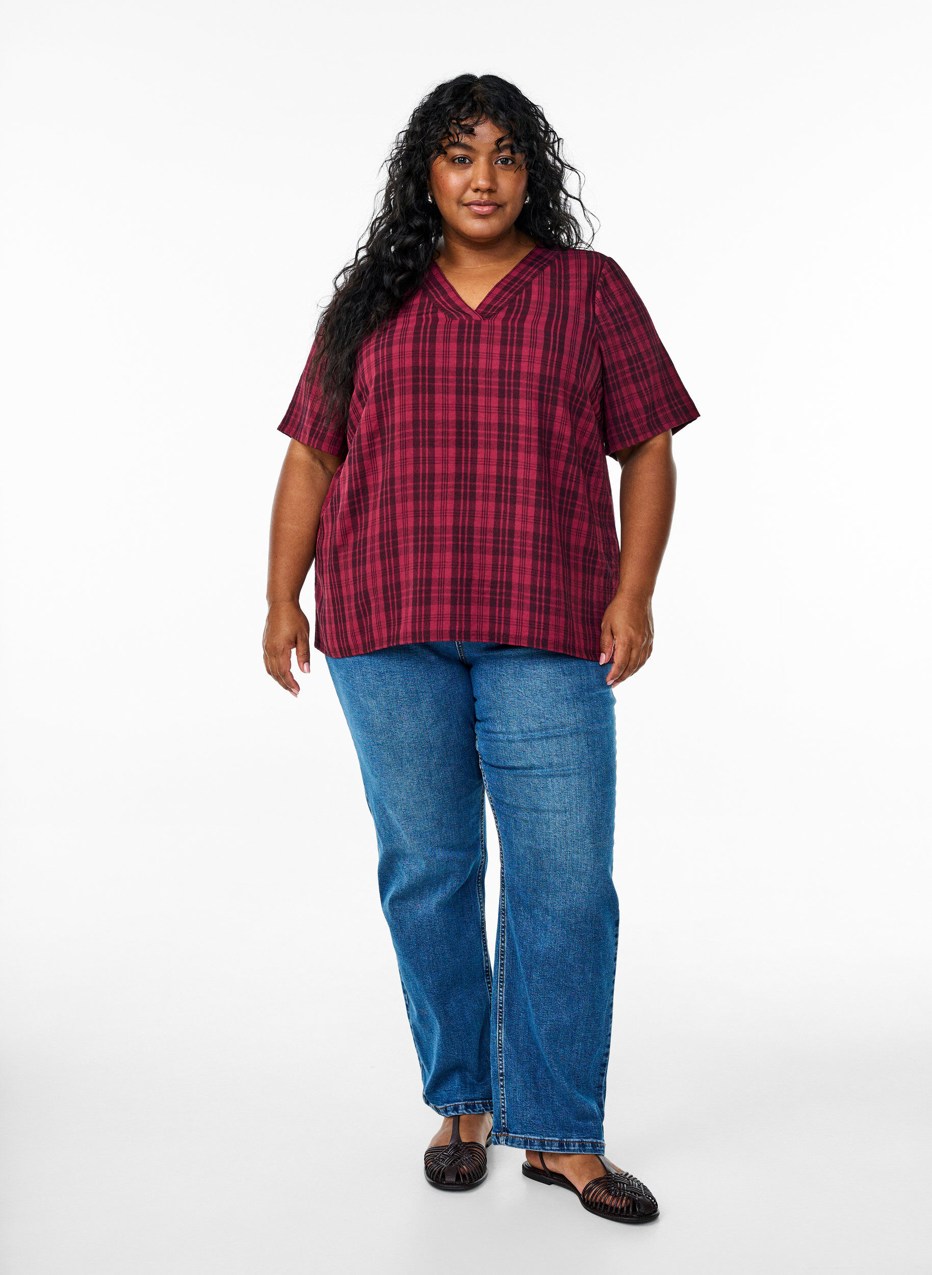 Zizzi Blus med rutm&ouml;nster och V-ringning, M&ouml;rk Bordeaux, Model image number 1