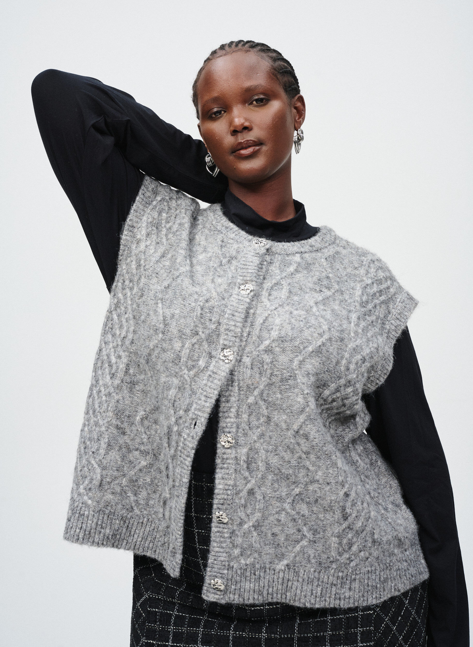 Zizzi M&ouml;nstrad stickad v&auml;st med dekorativa knappar, Gr&aring;, Image image number 0