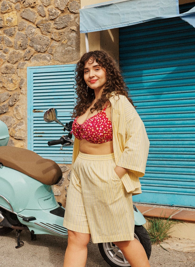 Randiga shorts med h&ouml;g midja i l&ouml;s passform, Gul, Image image number 0