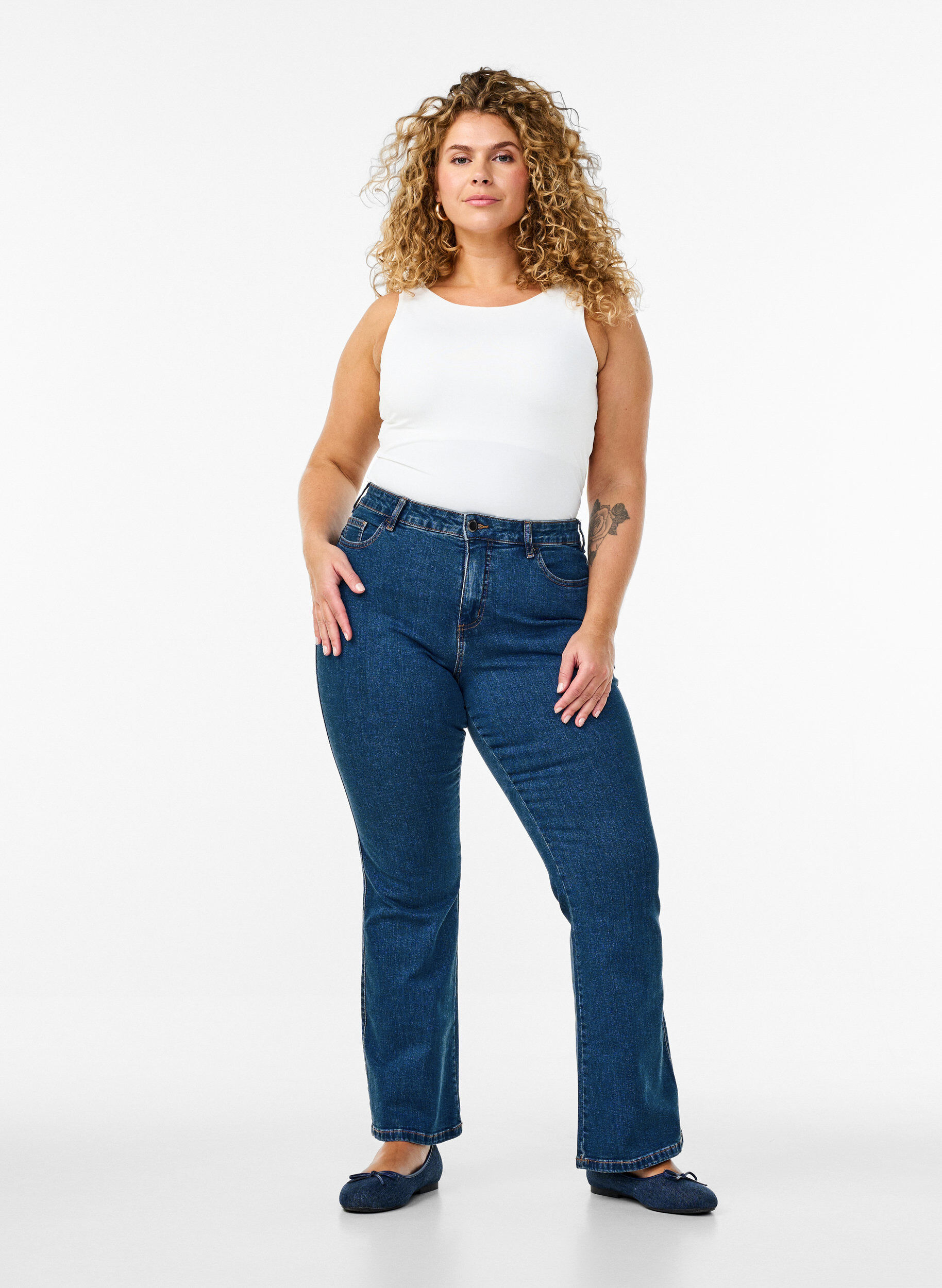 Ellen bootcut-jeans med h&ouml;g midja, Bl&aring;, Model