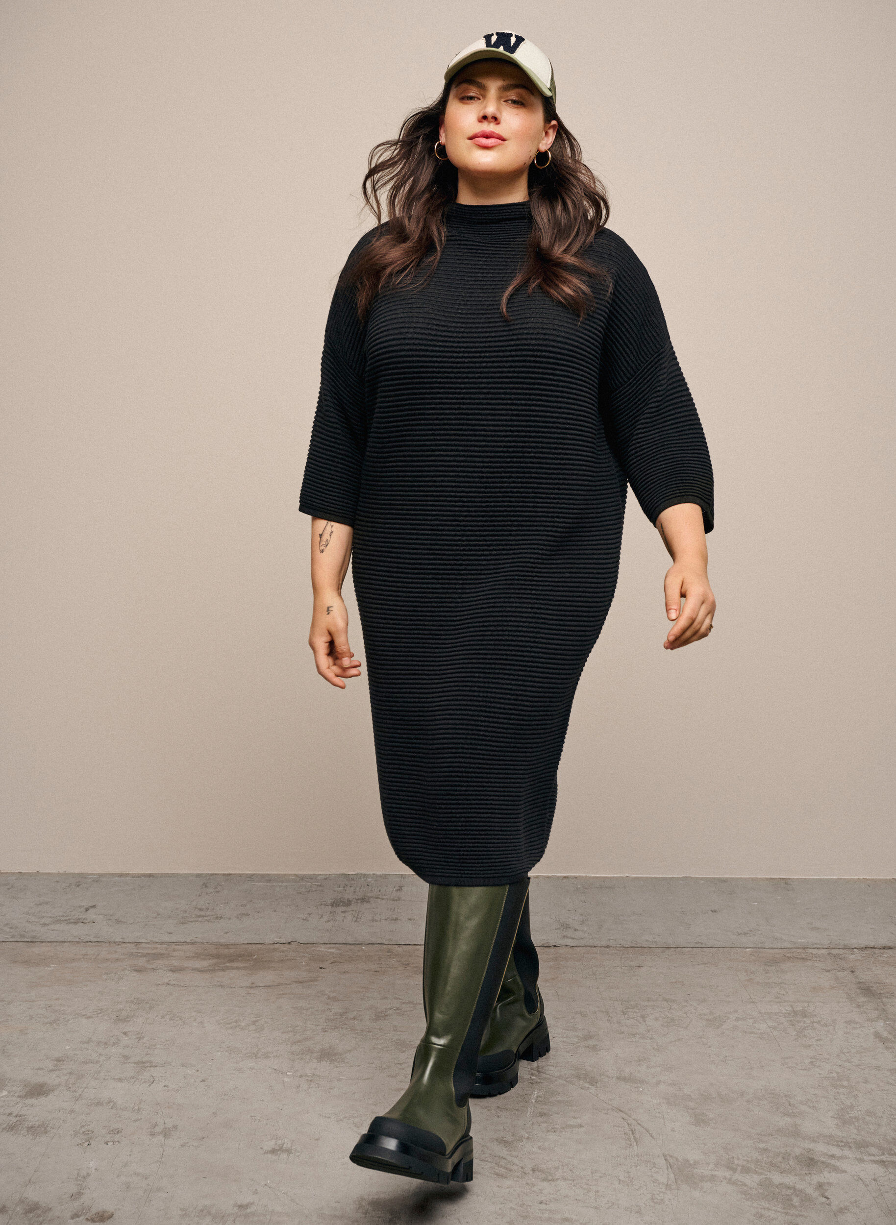 Zizzi Stickad kl&auml;nning med korta &auml;rmar, Black, Model image number 2