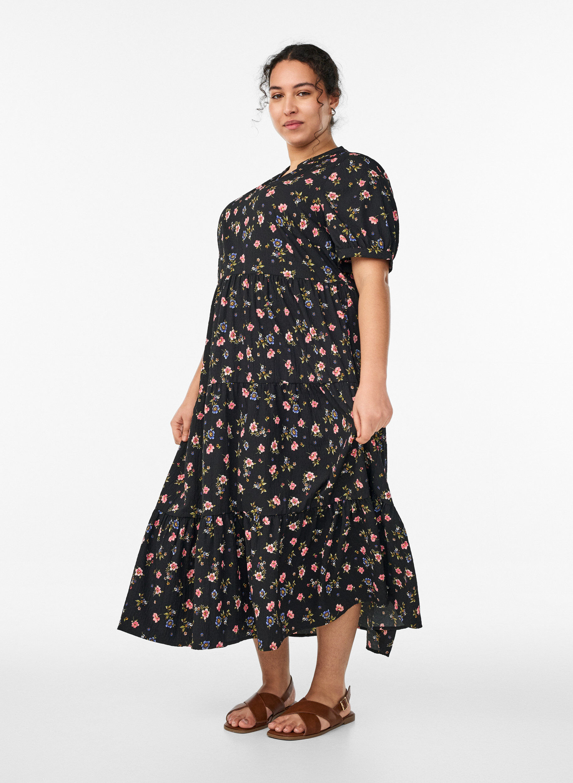 ZizziAnkell&aring;ng kl&auml;nning med korta &auml;rmar och volanger i etapper, Svart, Model image number 0