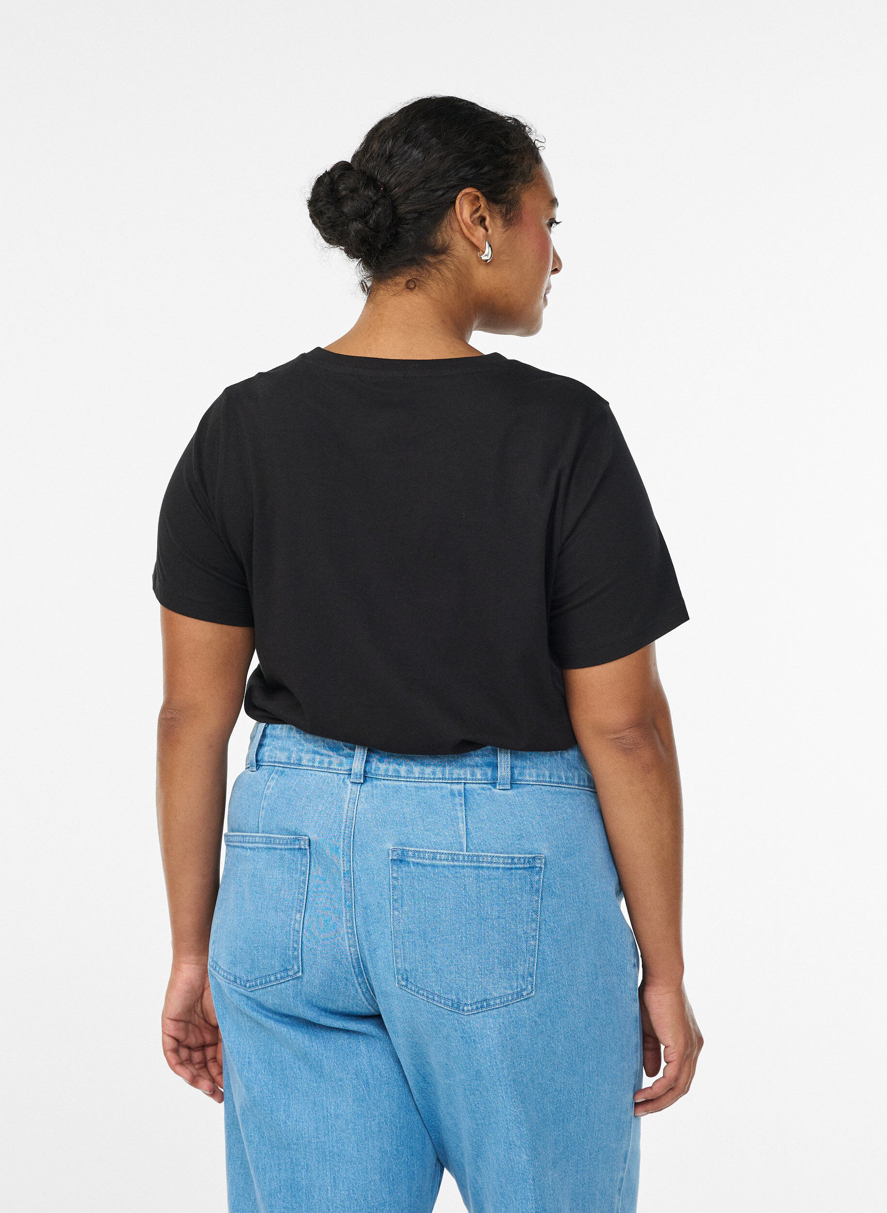 Zizzi T-shirt i bomull med dekorativ detalj framtill, Svart, Model image number 2