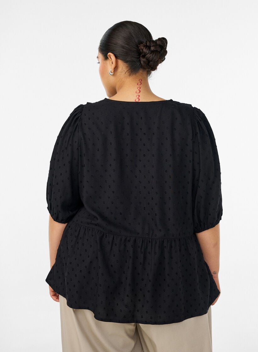 Blus i viskos med prickig textur och v-ringning, Svart, Model image number 2