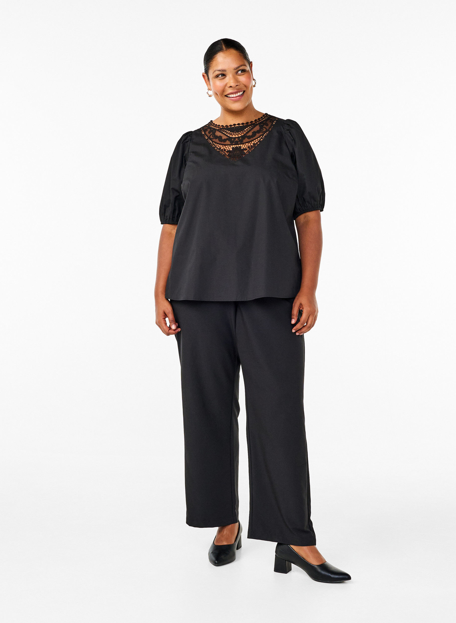 Zizzi Kort&auml;rmad blus med spetsdetalj, Black, Model image number 2