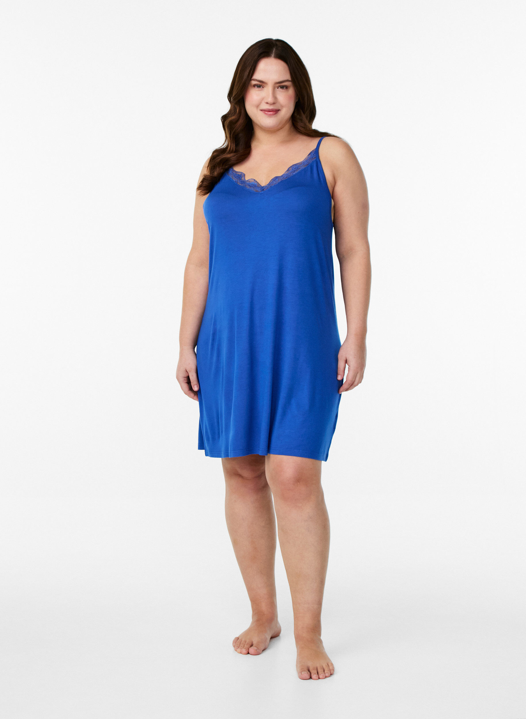 Zizzi Nattlinne i viskos med spetskant, Bl&aring;, Model image number 1