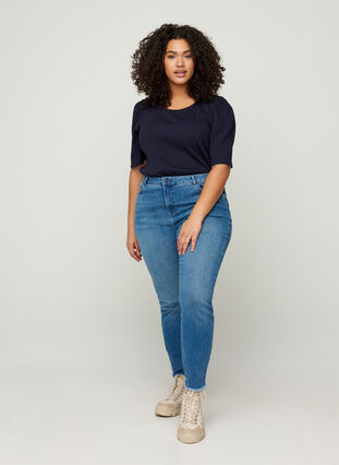 Croppade Amy jeans med råa kanter, Blue denim, Model image number 2