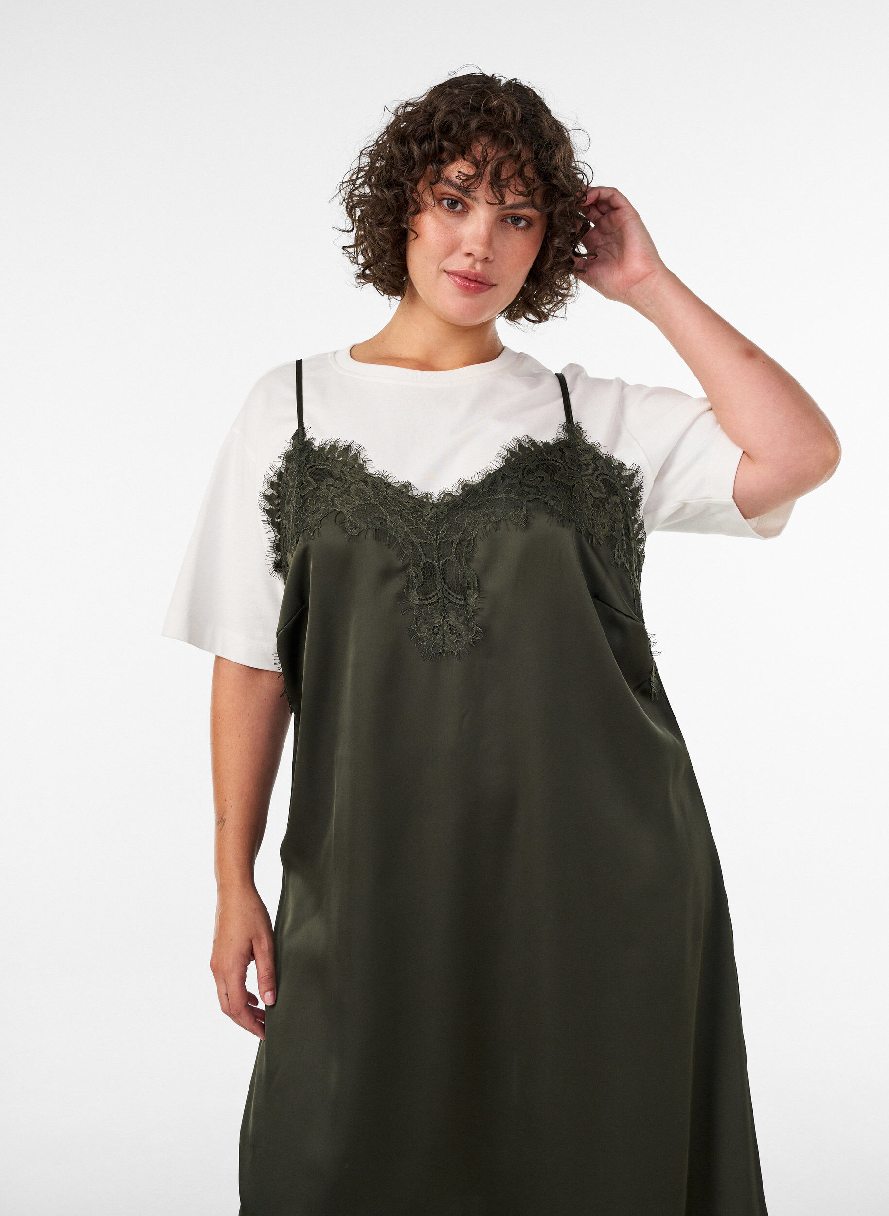 ZizziKl&auml;nning i satin med spets och asymmetrisk f&aring;ll, Gr&ouml;n, Model image number 2